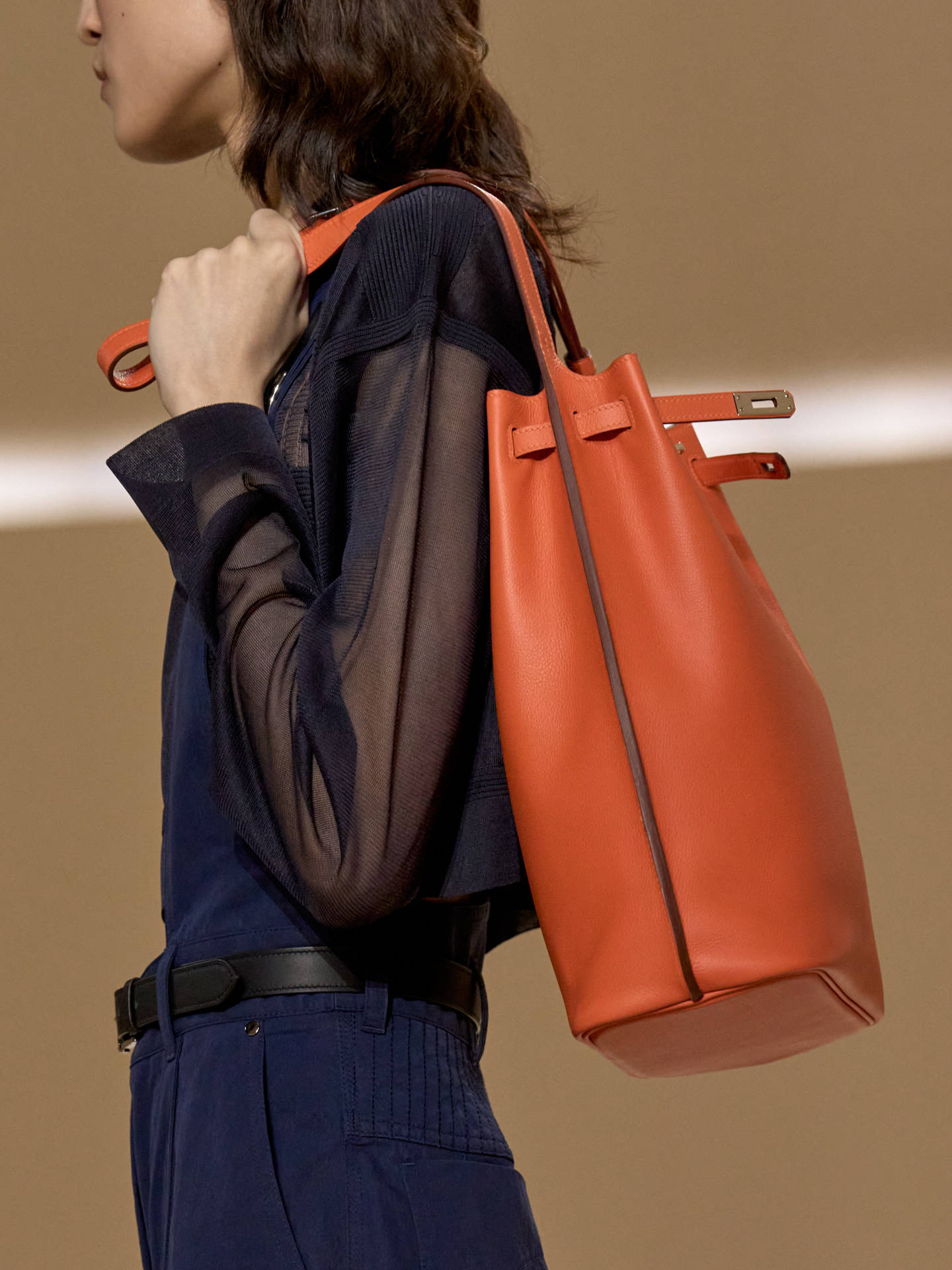 爱马仕秀场变沙滩<strong></p>
<p>虚拟币取缔</strong>，丝巾变上衣、亮色包袋注入新活力！