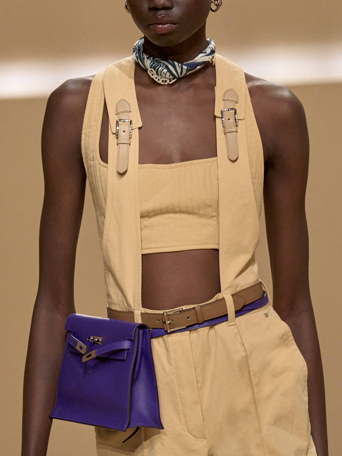 爱马仕秀场变沙滩<strong></p>
<p>虚拟币取缔</strong>，丝巾变上衣、亮色包袋注入新活力！