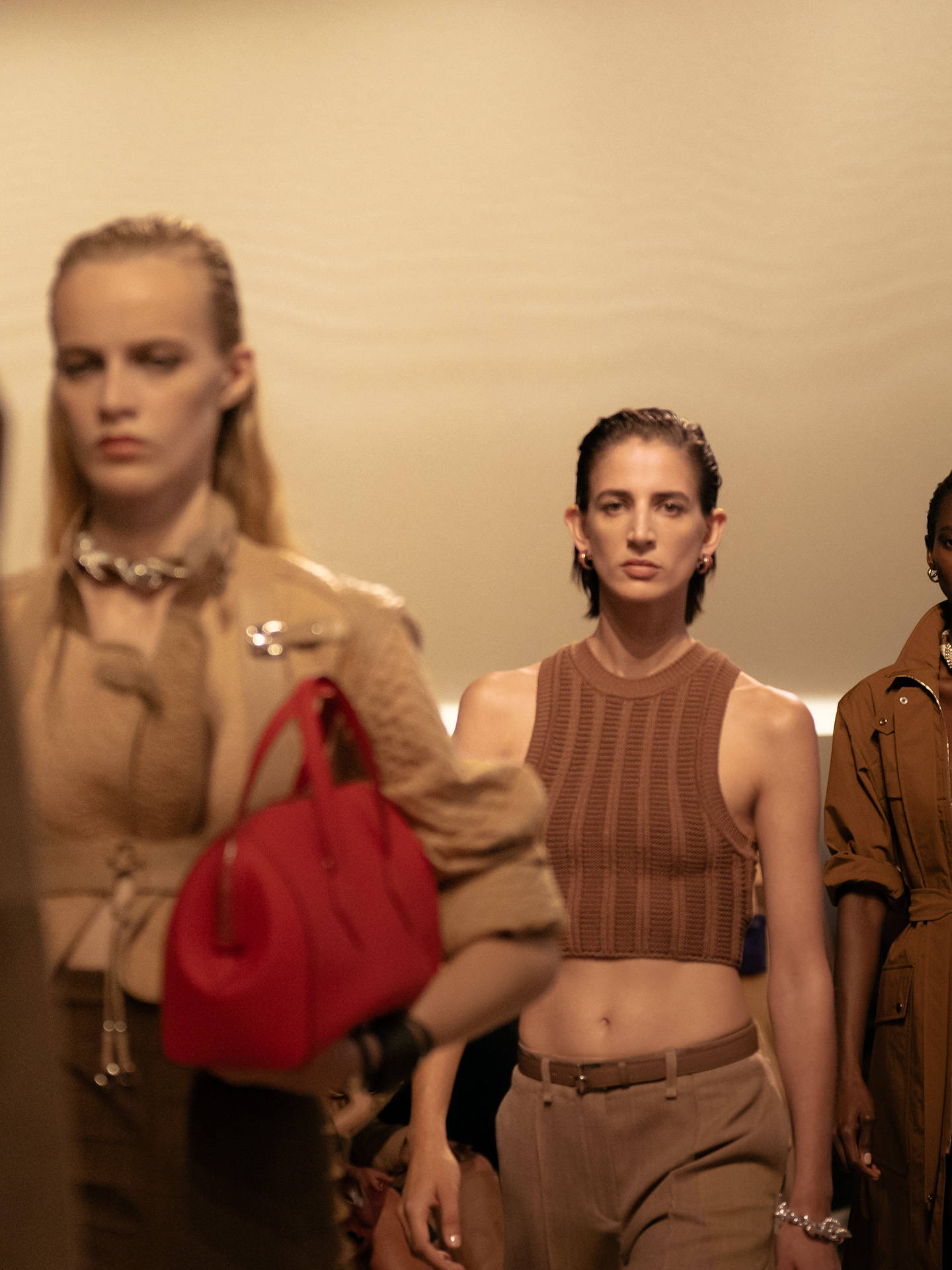 爱马仕秀场变沙滩<strong></p>
<p>虚拟币取缔</strong>，丝巾变上衣、亮色包袋注入新活力！