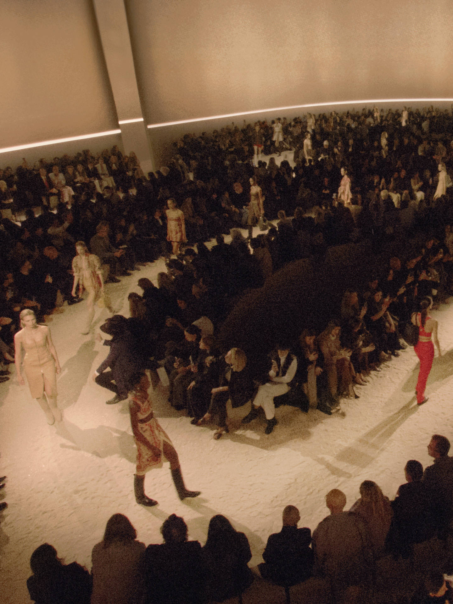 爱马仕秀场变沙滩<strong></p>
<p>虚拟币取缔</strong>，丝巾变上衣、亮色包袋注入新活力！