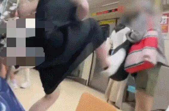 73岁老太地铁逼年轻人让座<strong></p>
<p>虚拟币取缔</strong>,被一脚踹飞!次日在超市闹事被捕,一查竟是通缉犯!