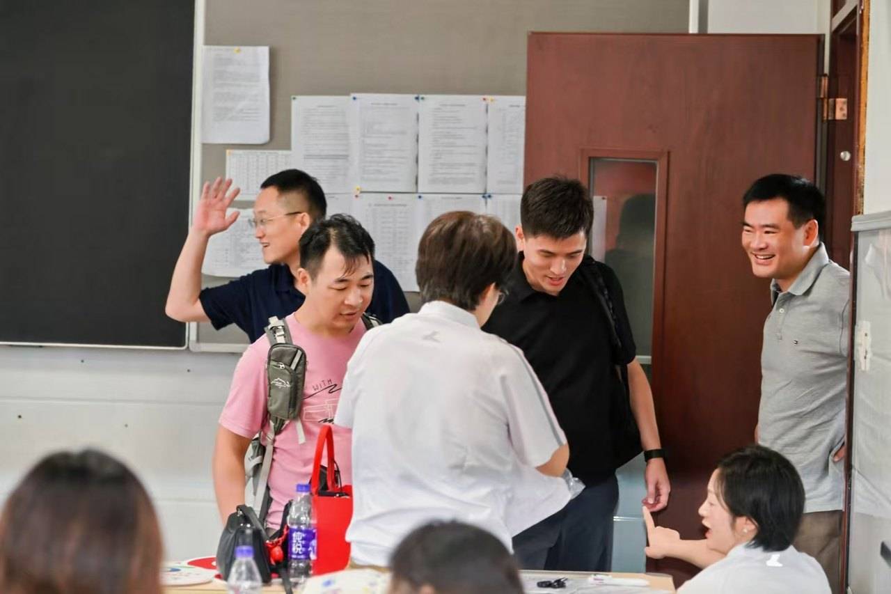 那个让老师骄傲的“调皮”班级！30年同学聚会<strong></p>
<p>挖数字货币</strong>，还伴有一封来自贵州的感谢信