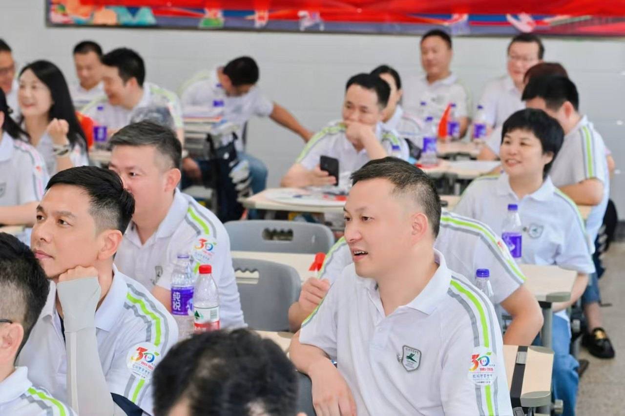 那个让老师骄傲的“调皮”班级！30年同学聚会<strong></p>
<p>挖数字货币</strong>，还伴有一封来自贵州的感谢信