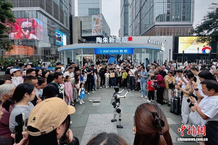 成都春熙路机器人热潮涌动 “锦江智造”融景入生活