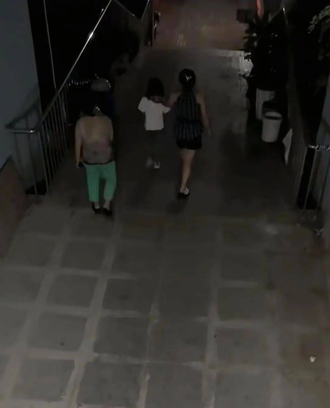 7岁女孩中秋节到同学家玩<strong></p>
<p>数字货币有哪些</strong>，2天无人来接，警察上门发现，其单亲父亲已在家中离世……