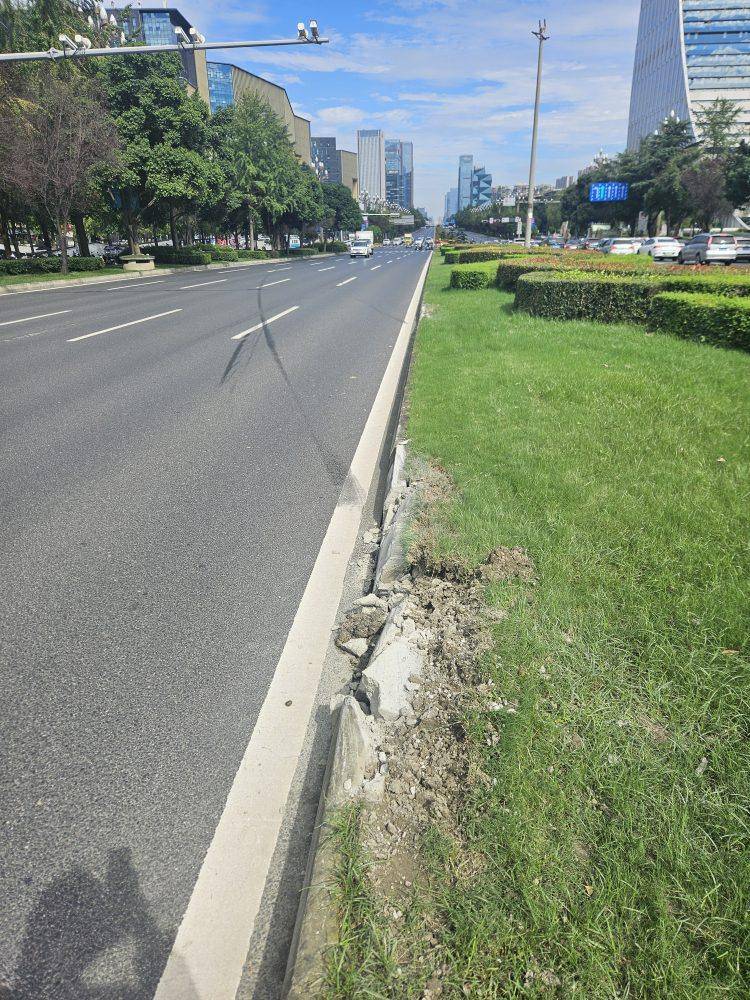 成都发生一起严重交通事故<strong></p>
<p>数字货币套利</strong>，上游新闻实地探访：燃烧留下的印记仍在