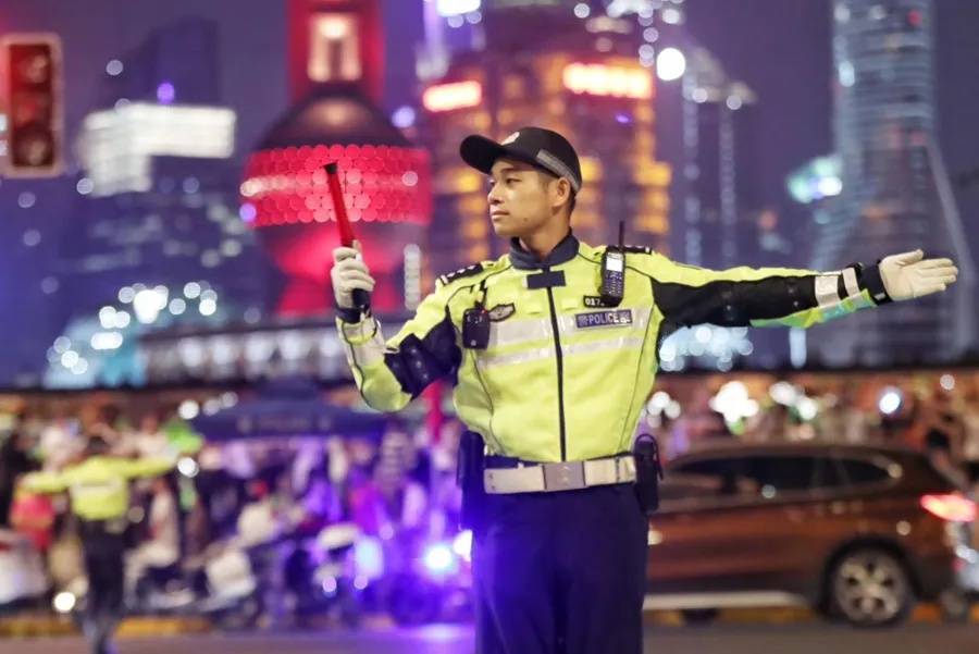 上海外滩“最美女警”被盯上！为了拍她<strong></p>
<p>国际数字货币</strong>，有人连续蹲守几天