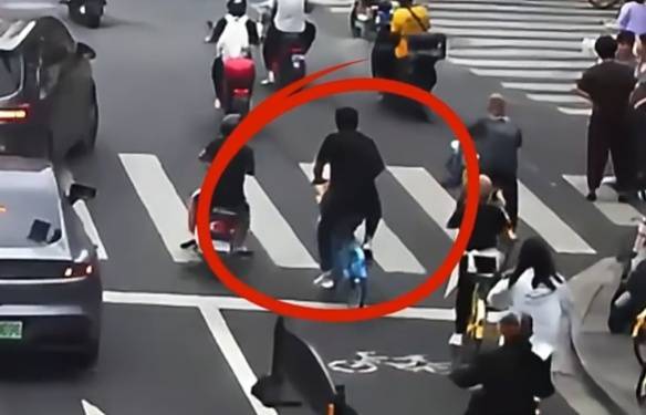 看着都疼<strong></p>
<p>如何交易数字货币</strong>！上海街头一男子突然求助：10岁女儿被死死卡住！这个行为太危险→