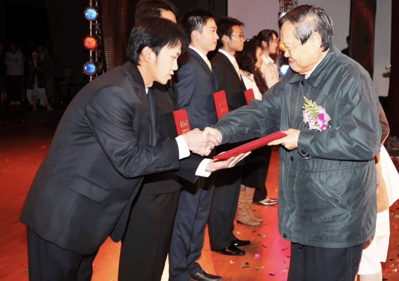 杨振宁为什么连续32年担任东莞理工学院名誉校长<strong></p>
<p>数字货币搬砖</strong>？