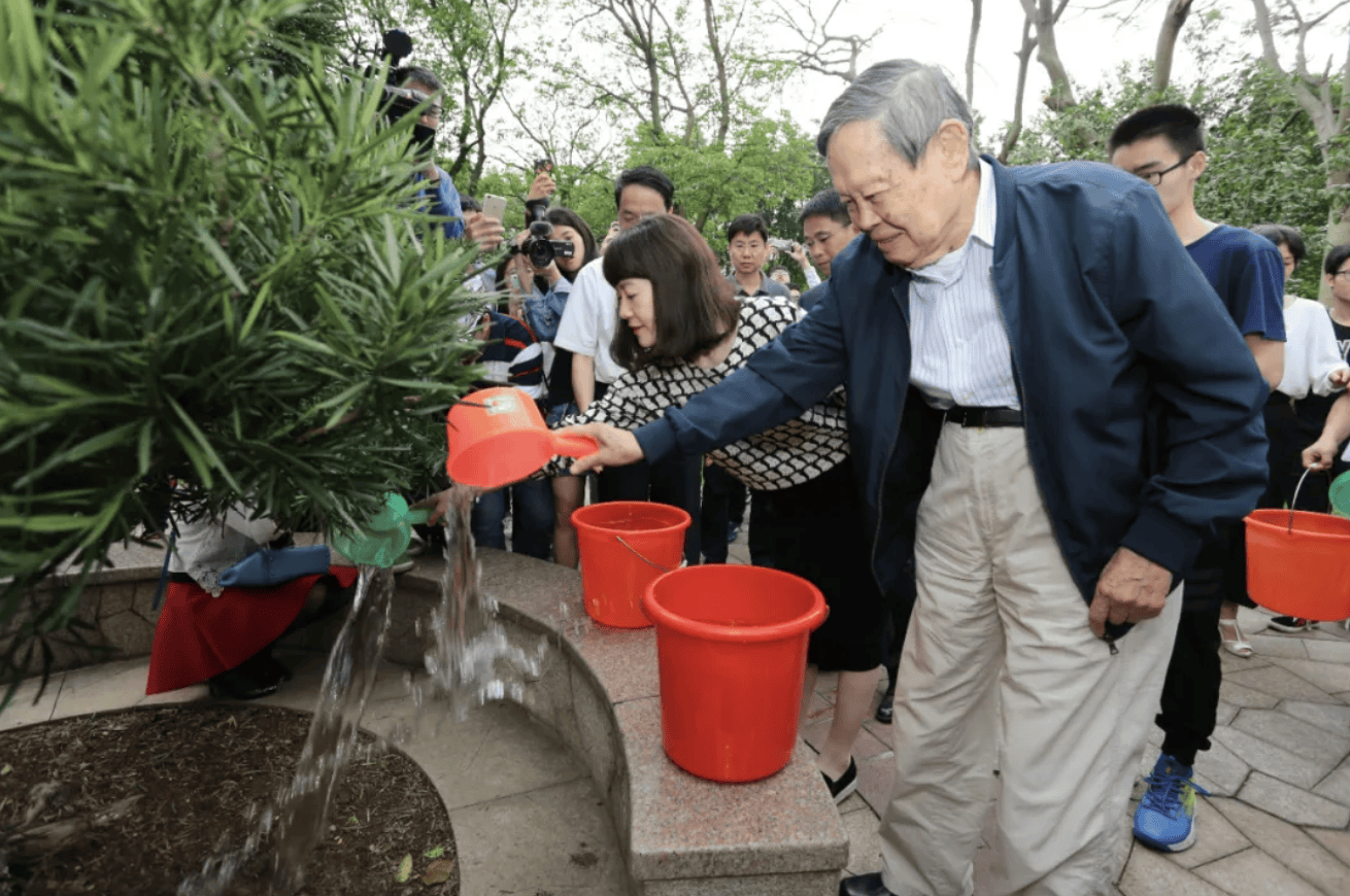 杨振宁为什么连续32年担任东莞理工学院名誉校长<strong></p>
<p>数字货币搬砖</strong>？