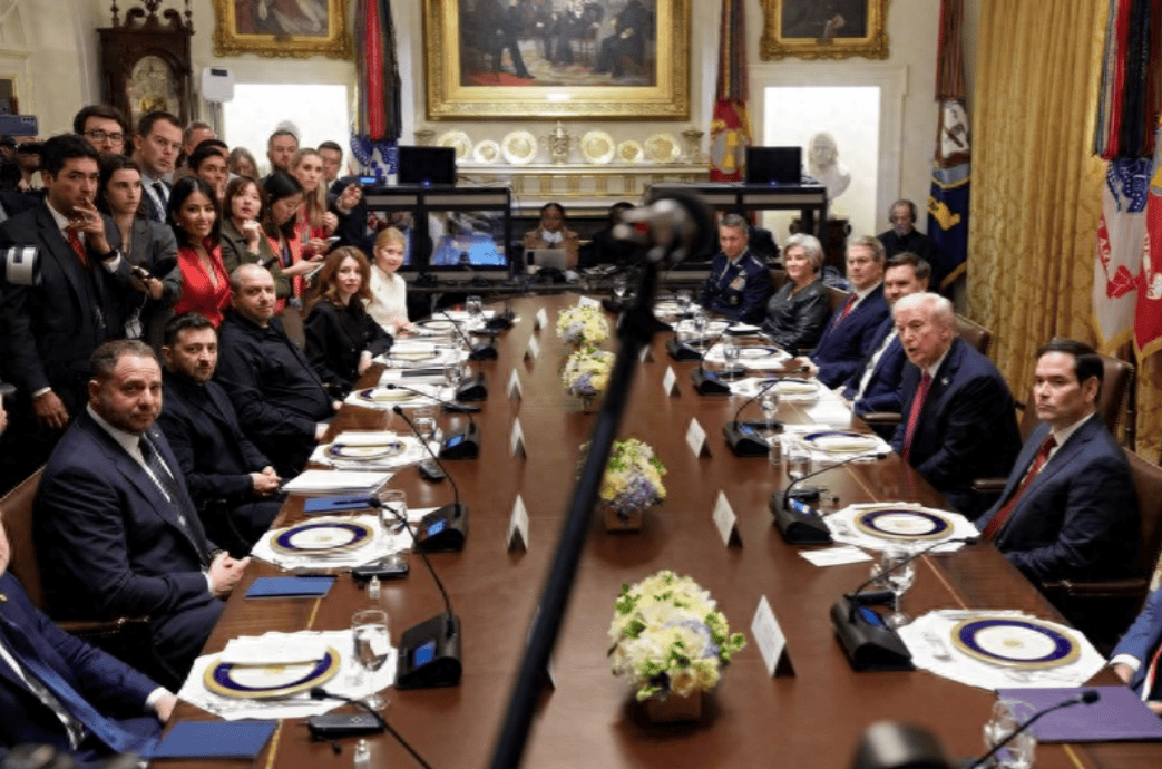 与泽连斯基大吵一架后，特朗普画了条线：俄乌都别争，按我说的停火