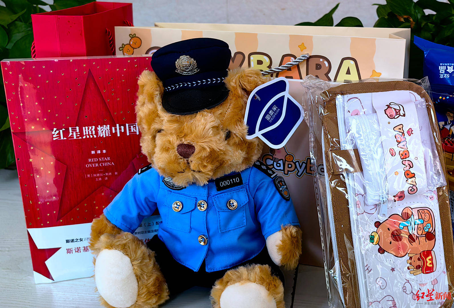 初二男生捡到1.4万余元现金<strong></p>
<p>中国的数字货币</strong>,淡定拍视频后报警物归失主,民警送“奖”到校园