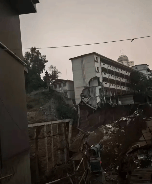 近4000人小学突发坍塌形成巨大坑洞<strong></p>
<p>中国的数字货币</strong>，操场塌下去一半，“还好发生在夜里”