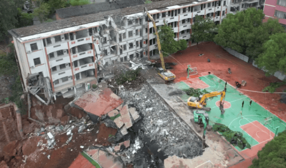 近4000人小学突发坍塌形成巨大坑洞<strong></p>
<p>中国的数字货币</strong>，操场塌下去一半，“还好发生在夜里”