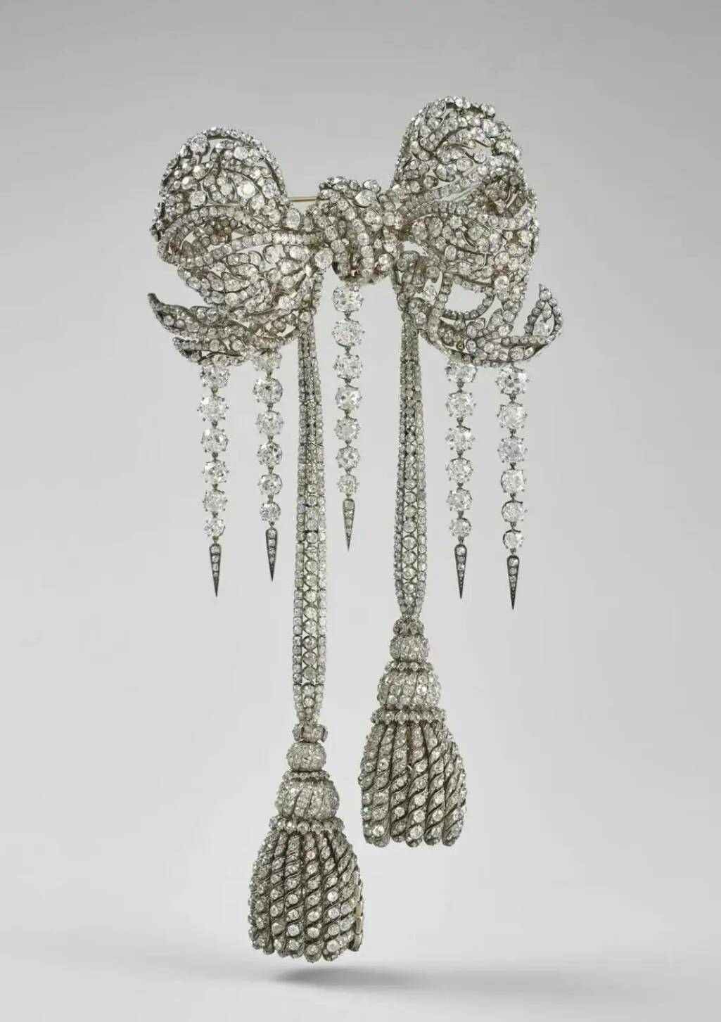 卢浮宫被盗的珠宝中<strong></p>
<p>中国的数字货币</strong>，有拿破仑送给妻子的爱情信物