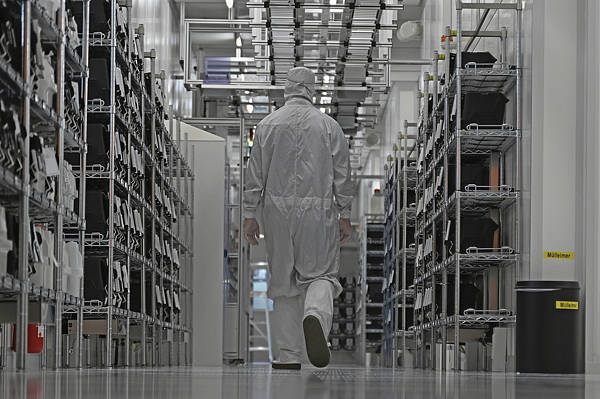 “德法支持欧盟对华贸易强硬<strong></p>
<p>数字货币机</strong>，德国提议：考虑动用‘核选项’”