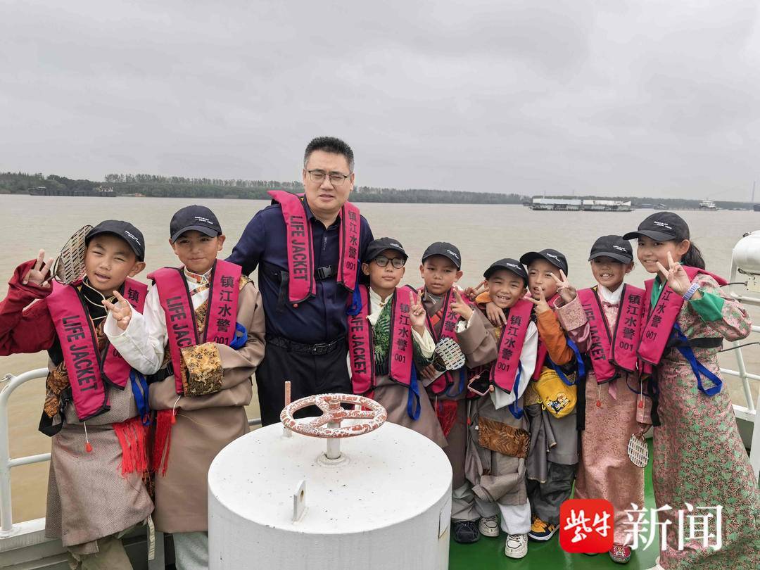 “叔叔是江苏的，将来一定带你们去看看！”镇江警官不忘承诺，四次组织近百名藏区学子来苏研学