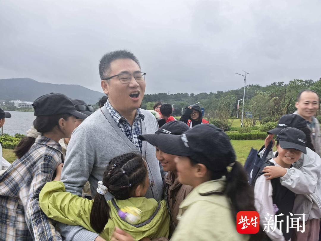 “叔叔是江苏的<strong></p>
<p>数字货币公司</strong>，将来一定带你们去看看！”镇江警官不忘承诺，四次组织近百名藏区学子来苏研学