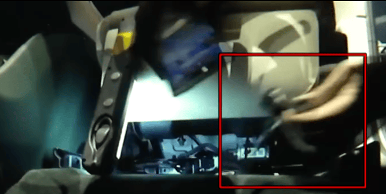 小米新车主驾下方掏出“神秘”多余零件！工作人员一片沉默<strong></p>
<p>数字货币公司</strong>，细思极恐