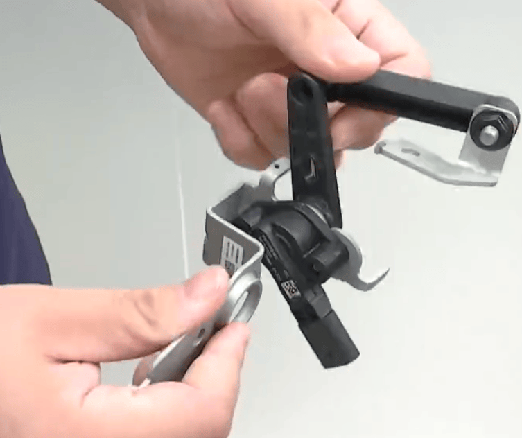 小米新车主驾下方掏出“神秘”多余零件！工作人员一片沉默<strong></p>
<p>数字货币公司</strong>，细思极恐