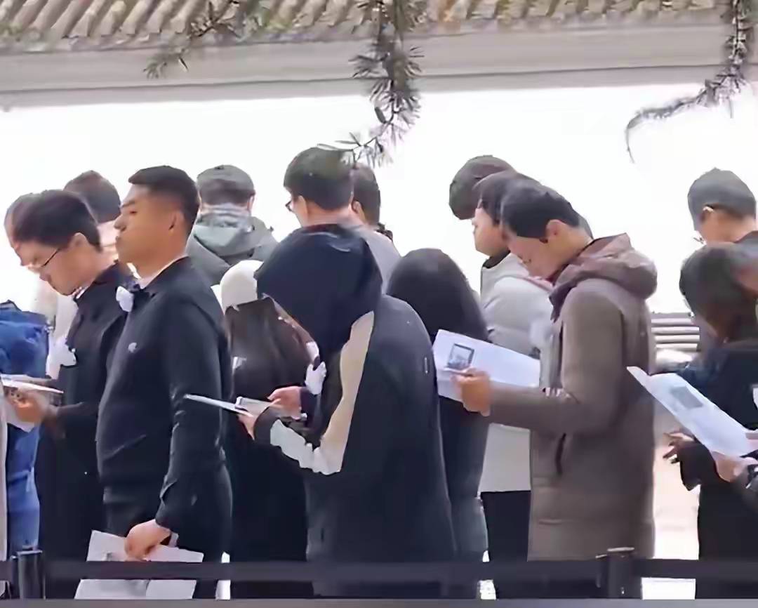 杨振宁追悼会很隆重<strong></p>
<p>数字货币分析</strong>，大儿子未现身，翁帆站家属首位，样子很憔悴