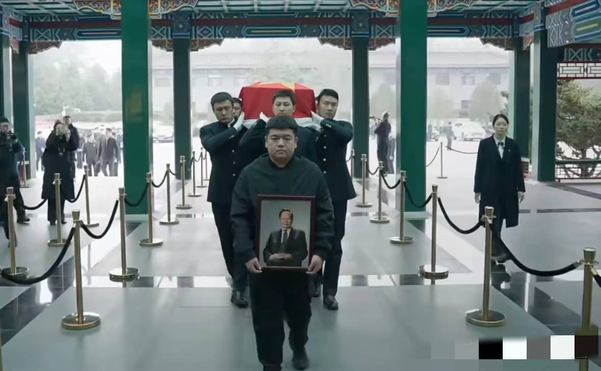 杨振宁追悼会很隆重<strong></p>
<p>数字货币分析</strong>，大儿子未现身，翁帆站家属首位，样子很憔悴