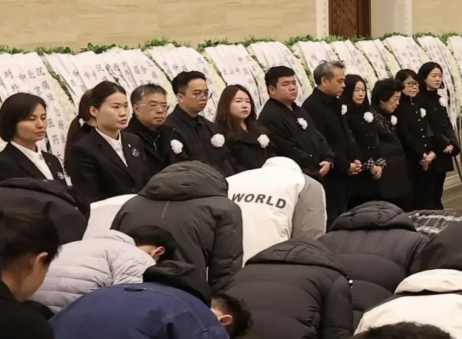 杨振宁追悼会很隆重<strong></p>
<p>数字货币分析</strong>，大儿子未现身，翁帆站家属首位，样子很憔悴