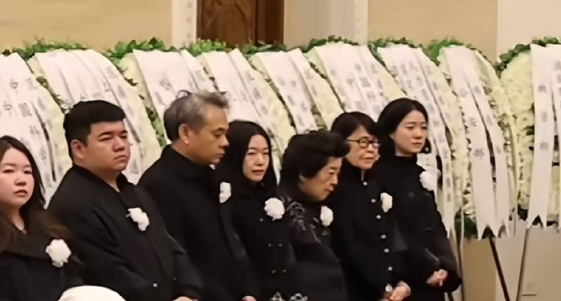 杨振宁追悼会很隆重<strong></p>
<p>数字货币分析</strong>，大儿子未现身，翁帆站家属首位，样子很憔悴