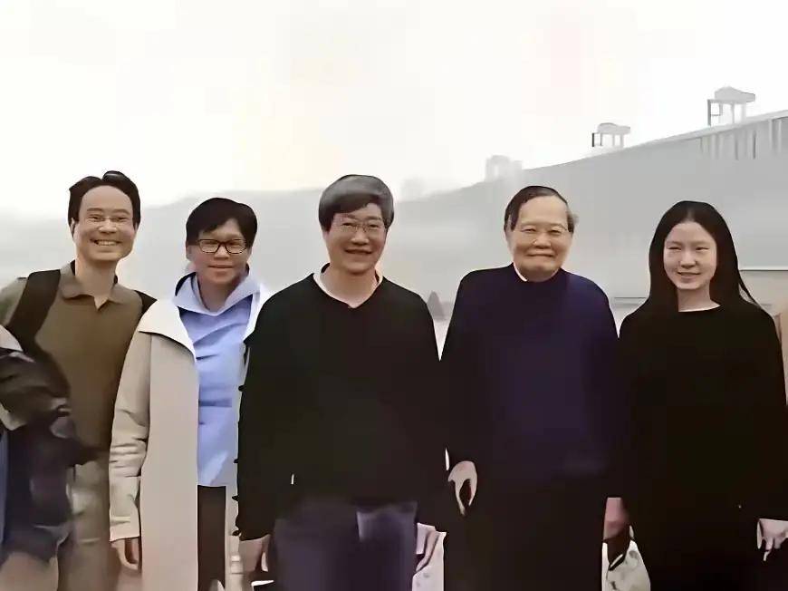 杨振宁追悼会很隆重<strong></p>
<p>数字货币分析</strong>，大儿子未现身，翁帆站家属首位，样子很憔悴