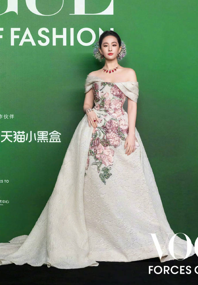 刘亦菲头顶满天星、周冬雨大胆透视装、杨幂顶级高定...VOGUE红毯谁赢了<strong></p>
<p>数字货币分析</strong>？