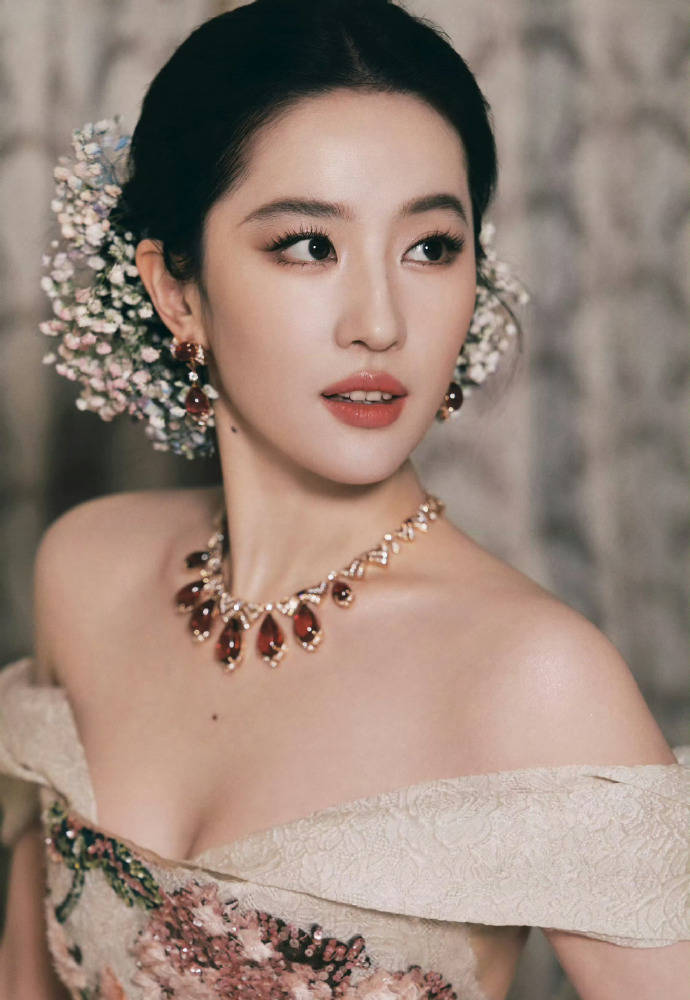 刘亦菲头顶满天星、周冬雨大胆透视装、杨幂顶级高定...VOGUE红毯谁赢了<strong></p>
<p>数字货币分析</strong>？