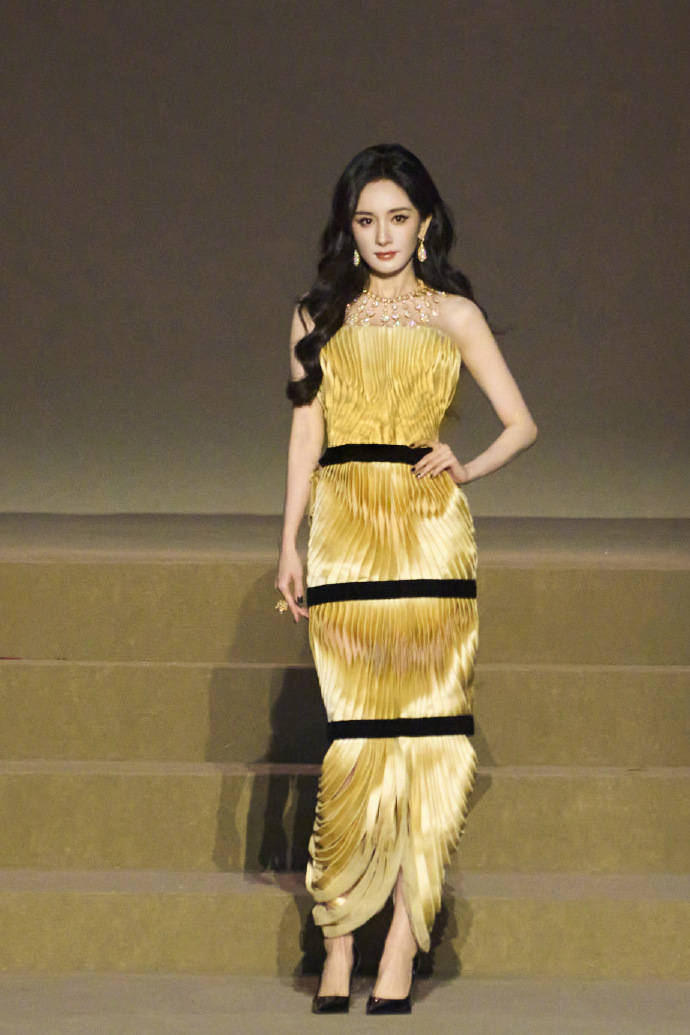 刘亦菲头顶满天星、周冬雨大胆透视装、杨幂顶级高定...VOGUE红毯谁赢了<strong></p>
<p>数字货币分析</strong>？