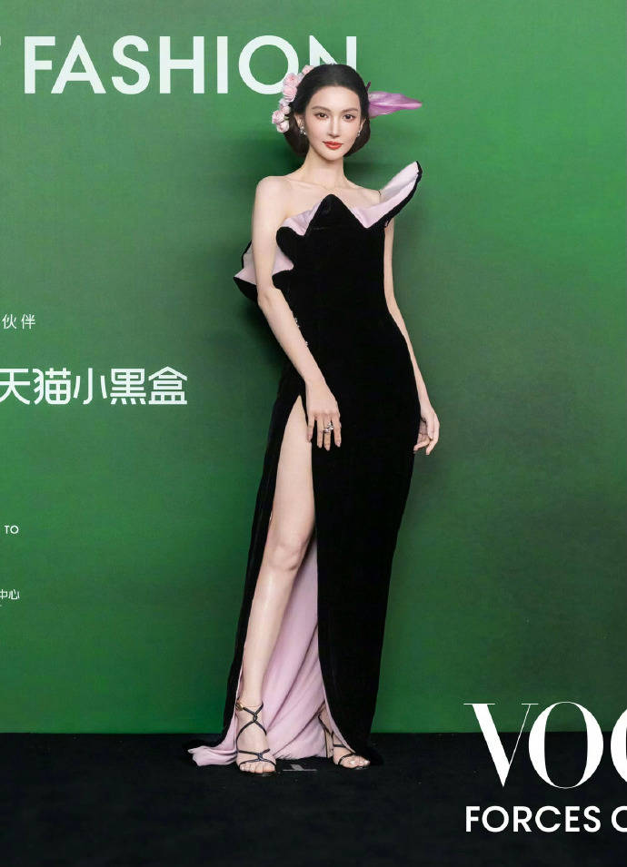 刘亦菲头顶满天星、周冬雨大胆透视装、杨幂顶级高定...VOGUE红毯谁赢了<strong></p>
<p>数字货币分析</strong>？