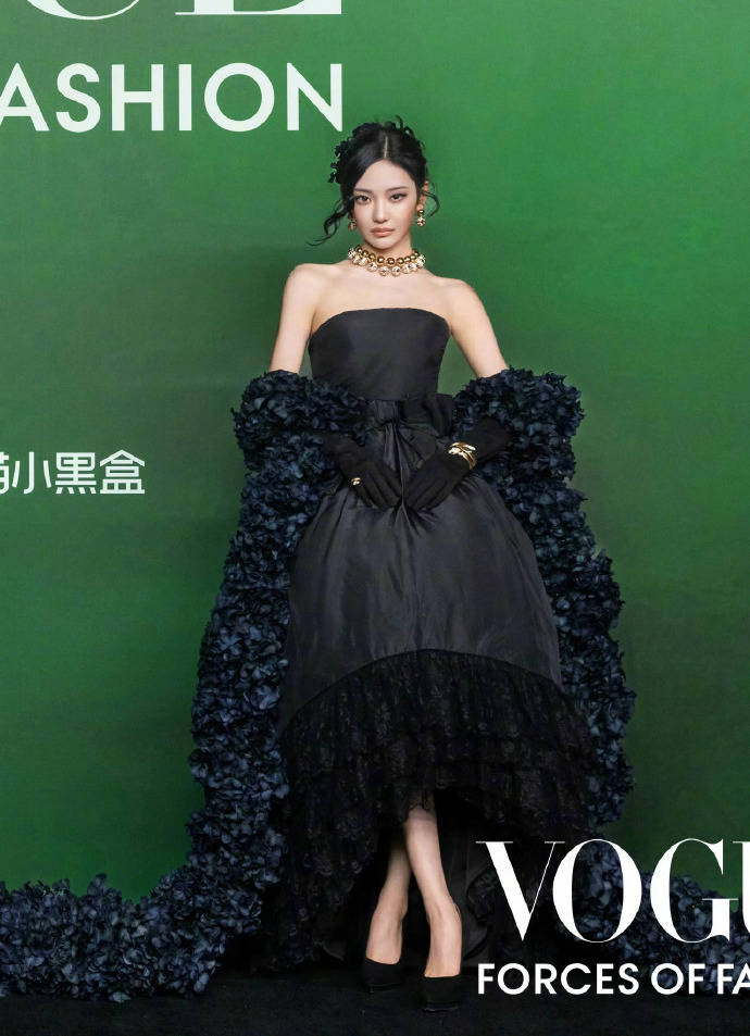 刘亦菲头顶满天星、周冬雨大胆透视装、杨幂顶级高定...VOGUE红毯谁赢了<strong></p>
<p>数字货币分析</strong>？