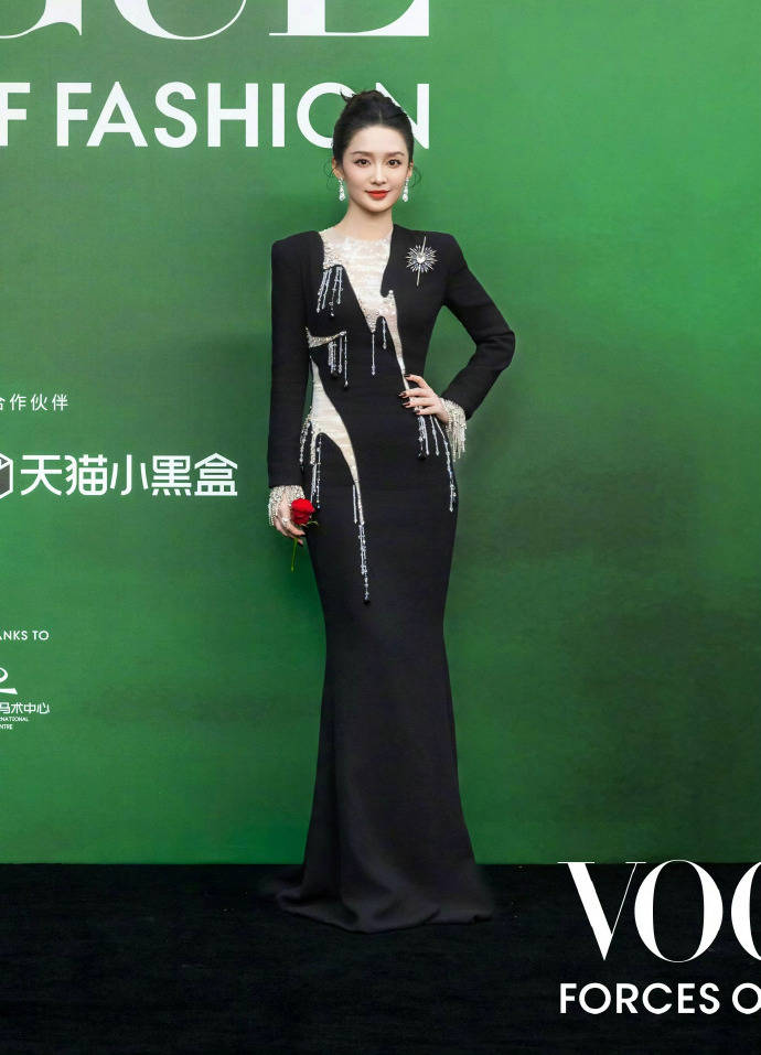 刘亦菲头顶满天星、周冬雨大胆透视装、杨幂顶级高定...VOGUE红毯谁赢了<strong></p>
<p>数字货币分析</strong>？