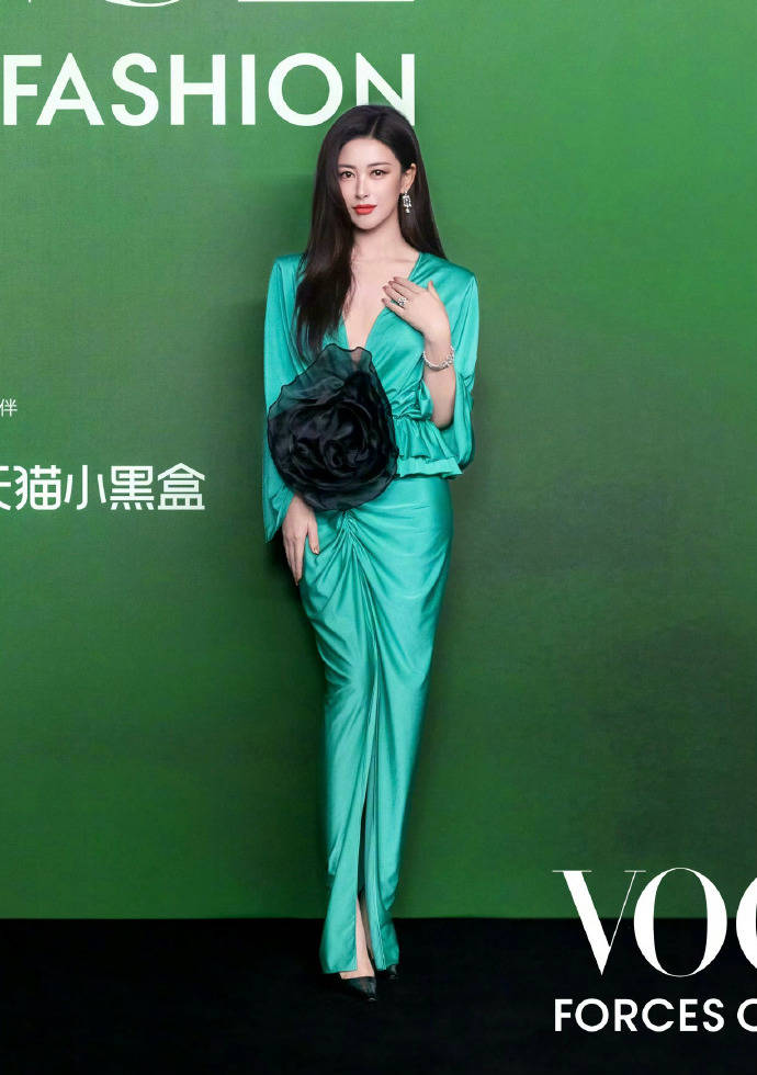 刘亦菲头顶满天星、周冬雨大胆透视装、杨幂顶级高定...VOGUE红毯谁赢了<strong></p>
<p>数字货币分析</strong>？