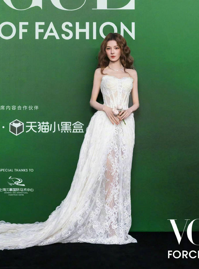 刘亦菲头顶满天星、周冬雨大胆透视装、杨幂顶级高定...VOGUE红毯谁赢了<strong></p>
<p>数字货币分析</strong>？