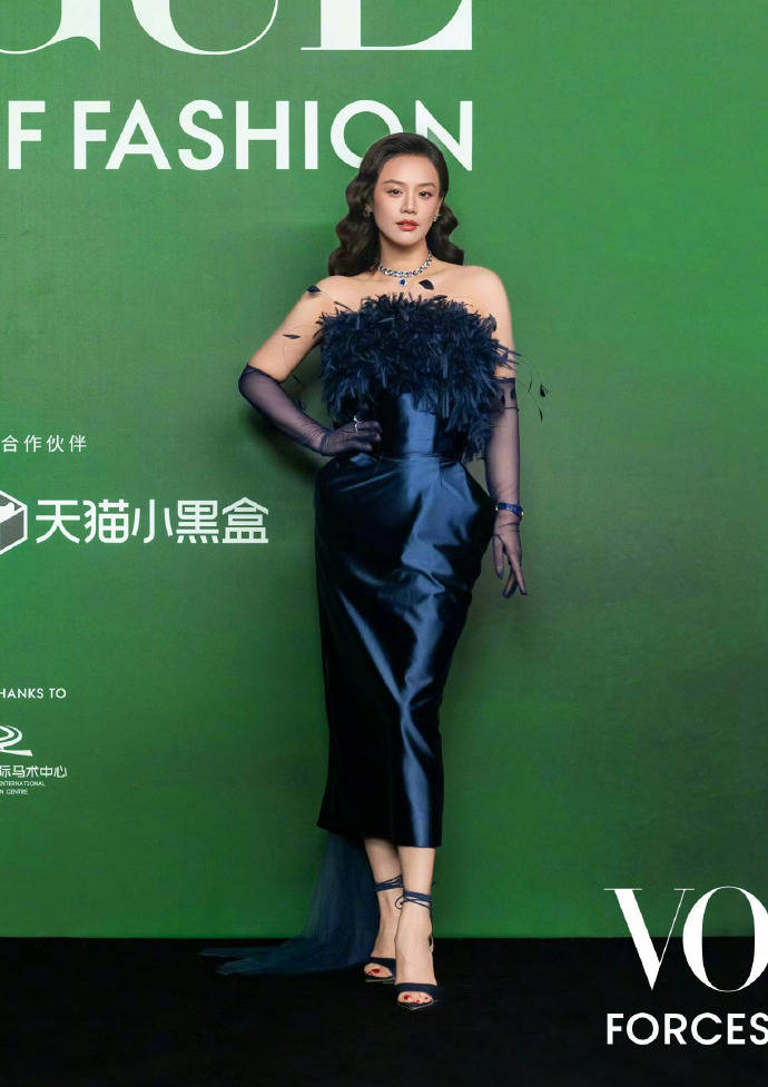 刘亦菲头顶满天星、周冬雨大胆透视装、杨幂顶级高定...VOGUE红毯谁赢了<strong></p>
<p>数字货币分析</strong>？