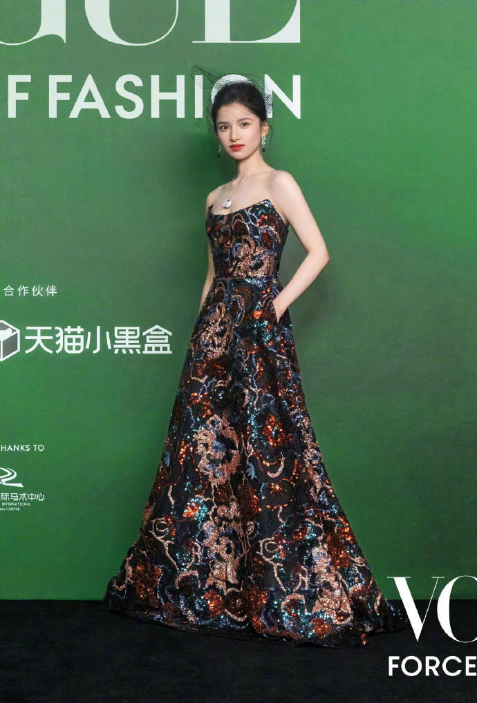 刘亦菲头顶满天星、周冬雨大胆透视装、杨幂顶级高定...VOGUE红毯谁赢了<strong></p>
<p>数字货币分析</strong>？