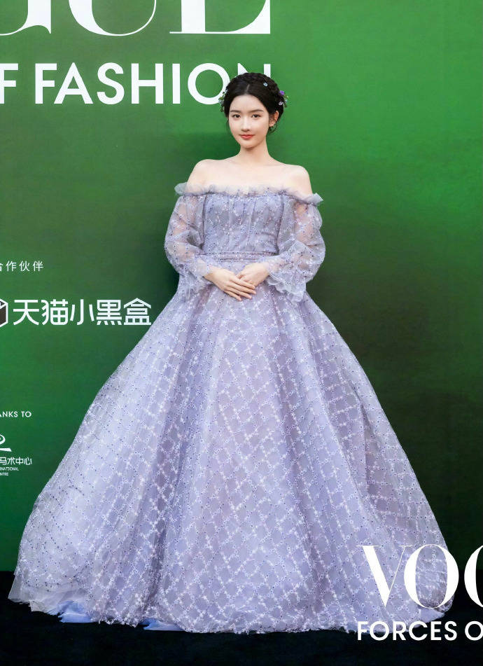 刘亦菲头顶满天星、周冬雨大胆透视装、杨幂顶级高定...VOGUE红毯谁赢了<strong></p>
<p>数字货币分析</strong>？