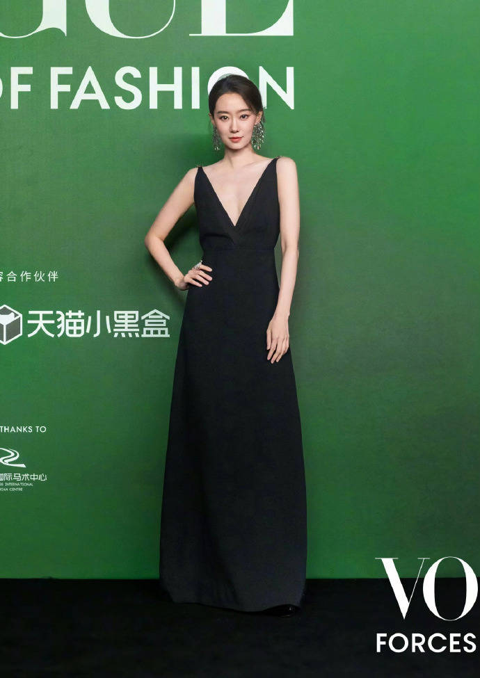 刘亦菲头顶满天星、周冬雨大胆透视装、杨幂顶级高定...VOGUE红毯谁赢了<strong></p>
<p>数字货币分析</strong>？