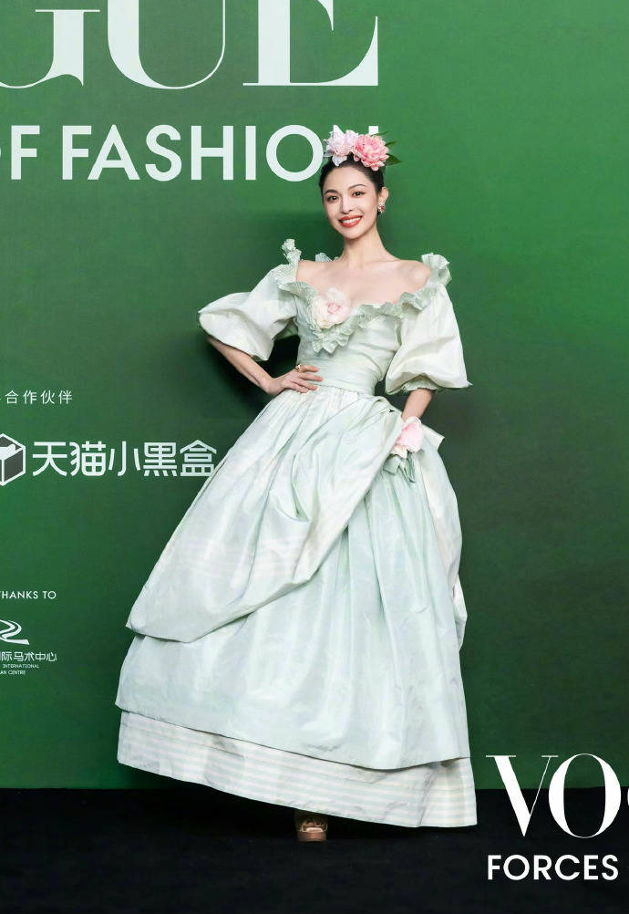 刘亦菲头顶满天星、周冬雨大胆透视装、杨幂顶级高定...VOGUE红毯谁赢了<strong></p>
<p>数字货币分析</strong>？