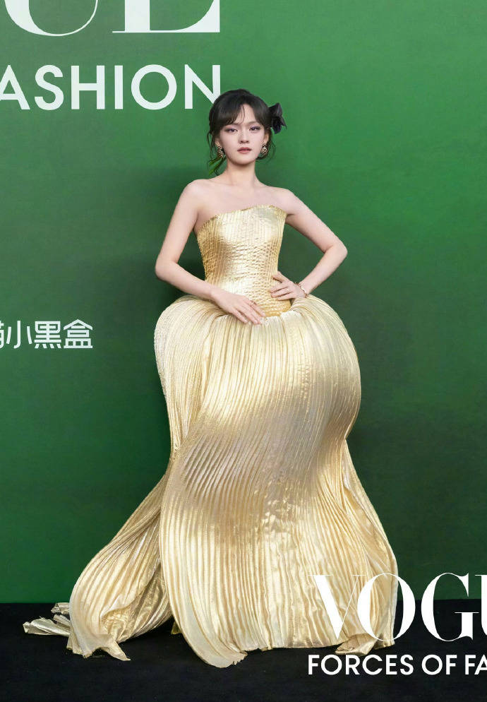 刘亦菲头顶满天星、周冬雨大胆透视装、杨幂顶级高定...VOGUE红毯谁赢了<strong></p>
<p>数字货币分析</strong>？