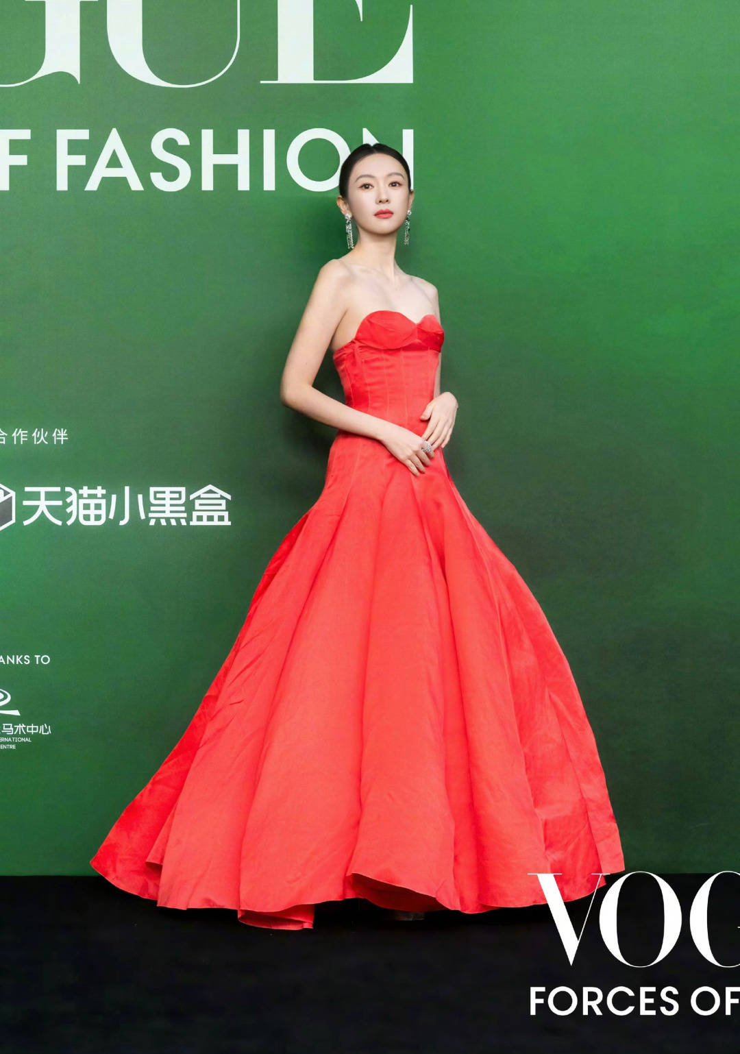 刘亦菲头顶满天星、周冬雨大胆透视装、杨幂顶级高定...VOGUE红毯谁赢了<strong></p>
<p>数字货币分析</strong>？