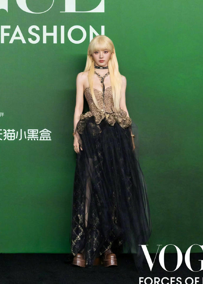 刘亦菲头顶满天星、周冬雨大胆透视装、杨幂顶级高定...VOGUE红毯谁赢了<strong></p>
<p>数字货币分析</strong>？