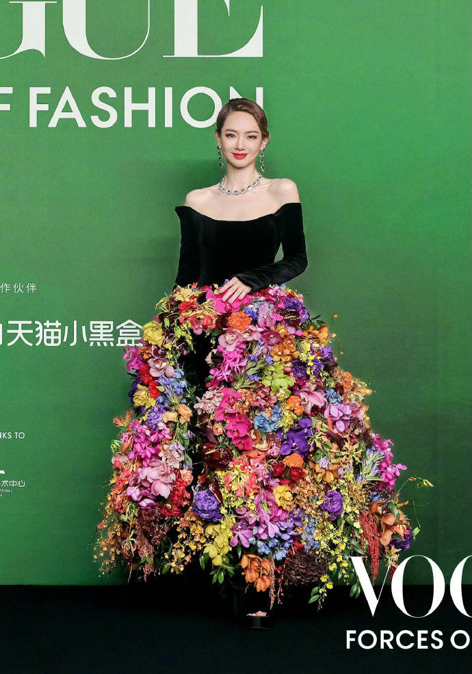 刘亦菲头顶满天星、周冬雨大胆透视装、杨幂顶级高定...VOGUE红毯谁赢了<strong></p>
<p>数字货币分析</strong>？