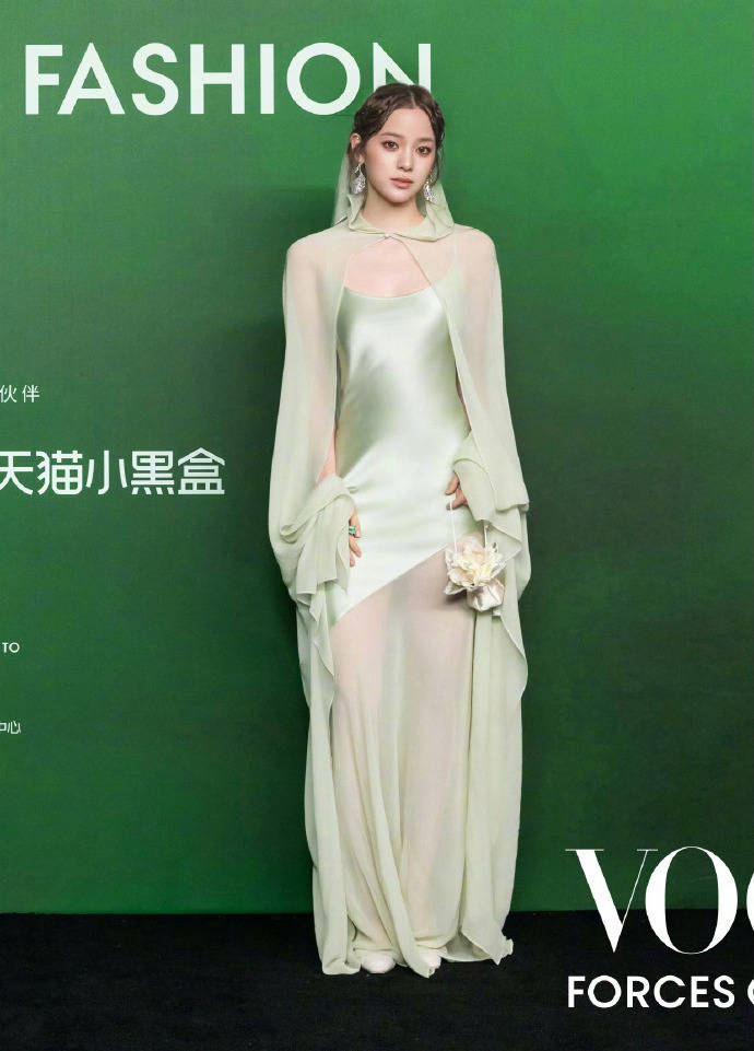 刘亦菲头顶满天星、周冬雨大胆透视装、杨幂顶级高定...VOGUE红毯谁赢了<strong></p>
<p>数字货币分析</strong>？