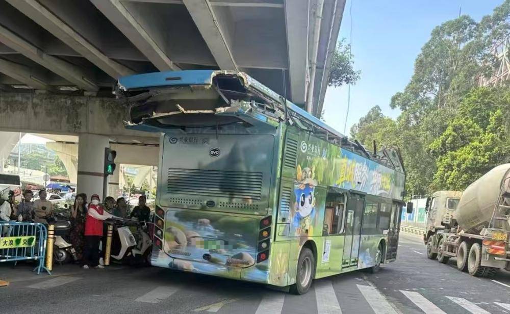 深圳一辆双层巴士高架桥下遭“剃头”<strong></p>
<p>数字货币软件</strong>，玻璃碎片散落一地，多方回应