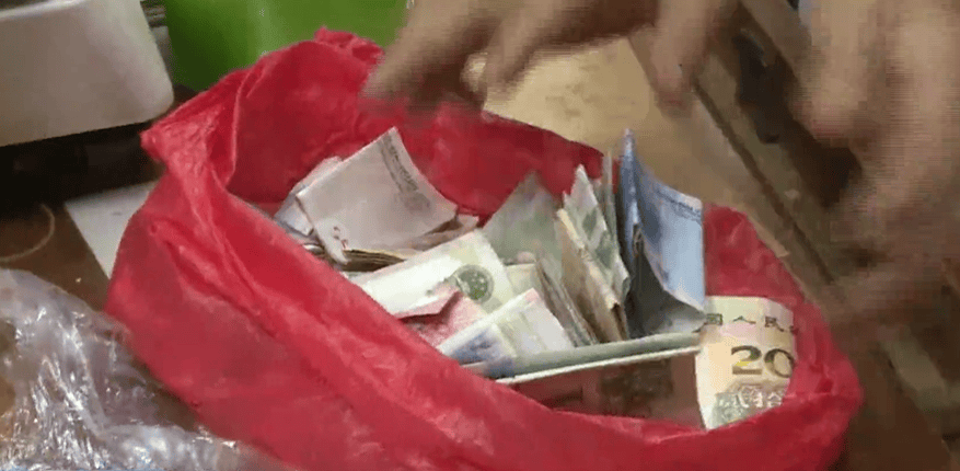 广东一男子两三年持续往批发店无故扔钱<strong></p>
<p>数字货币软件</strong>，店主：每次他都不承认，还钱还把钱送回来