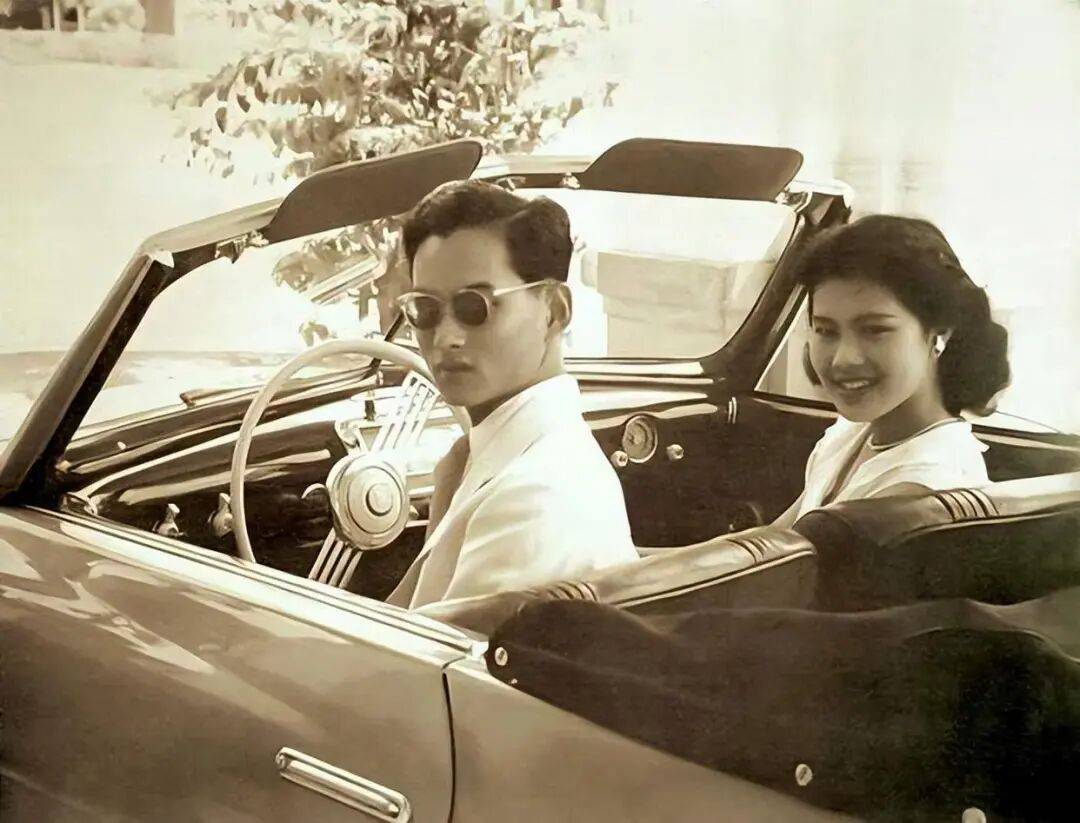 泰国王太后诗丽吉去世<strong></p>
<p>数字货币软件</strong>,留下19顶奢华王冠和她的传奇一生